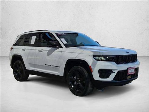 Used 2023 Jeep Grand Cherokee Altitude AWD/4WD image 3