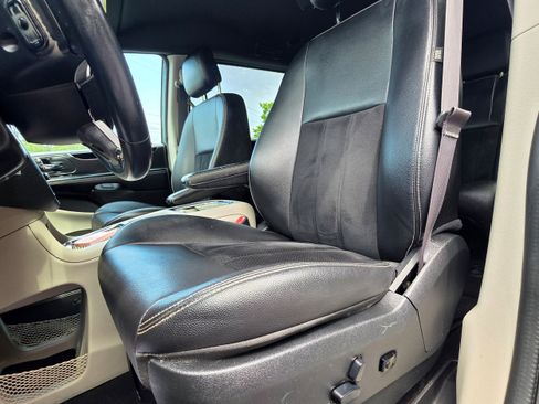 Used 2018 Dodge Grand Caravan SXT FWD image 16