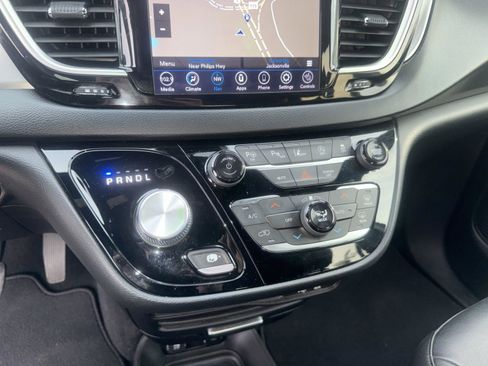 Used 2020 Chrysler Pacifica Touring-L image 18