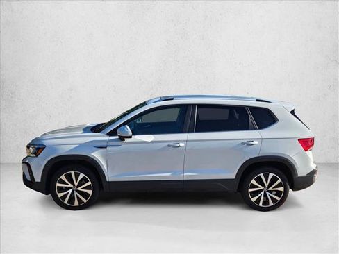 Used 2023 Volkswagen Taos SE w/ Panoramic Sunroof Package FWD image 8