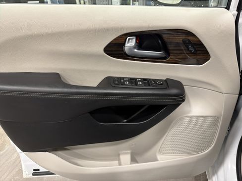 Used 2024 Chrysler Pacifica Limited image 20
