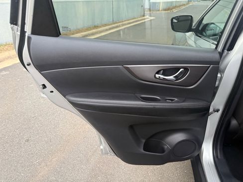 Used 2016 Nissan Rogue SV image 17