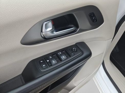 Used 2023 Chrysler Pacifica Touring-L FWD image 21