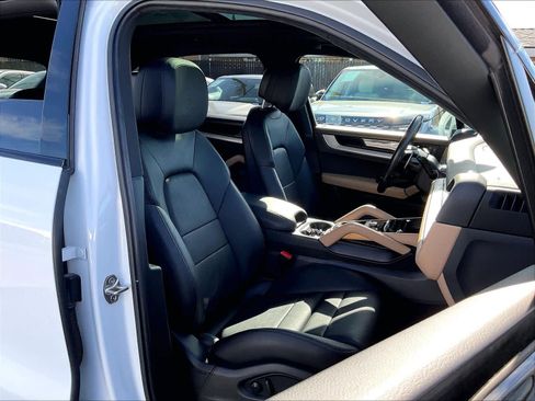 Used 2024 Porsche Cayenne AWD/4WD image 10