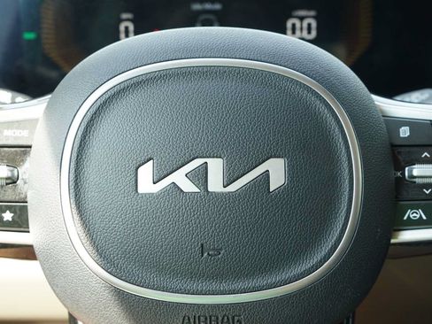 Certified 2026 Kia Carnival LXS FWD image 13