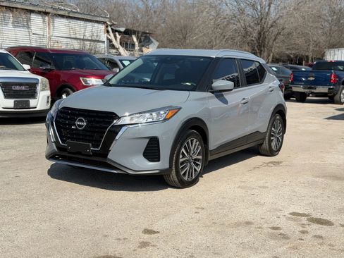 Used 2023 Nissan Kicks SV image 3