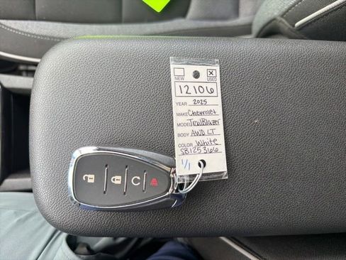 Used 2025 Chevrolet TrailBlazer LT AWD/4WD image 30
