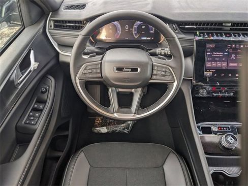 New 2025 Jeep Grand Cherokee Altitude image 13