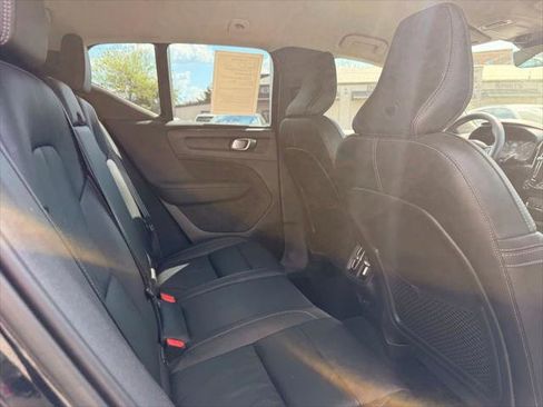 Used 2022 Volvo XC40 T4 Momentum FWD image 17
