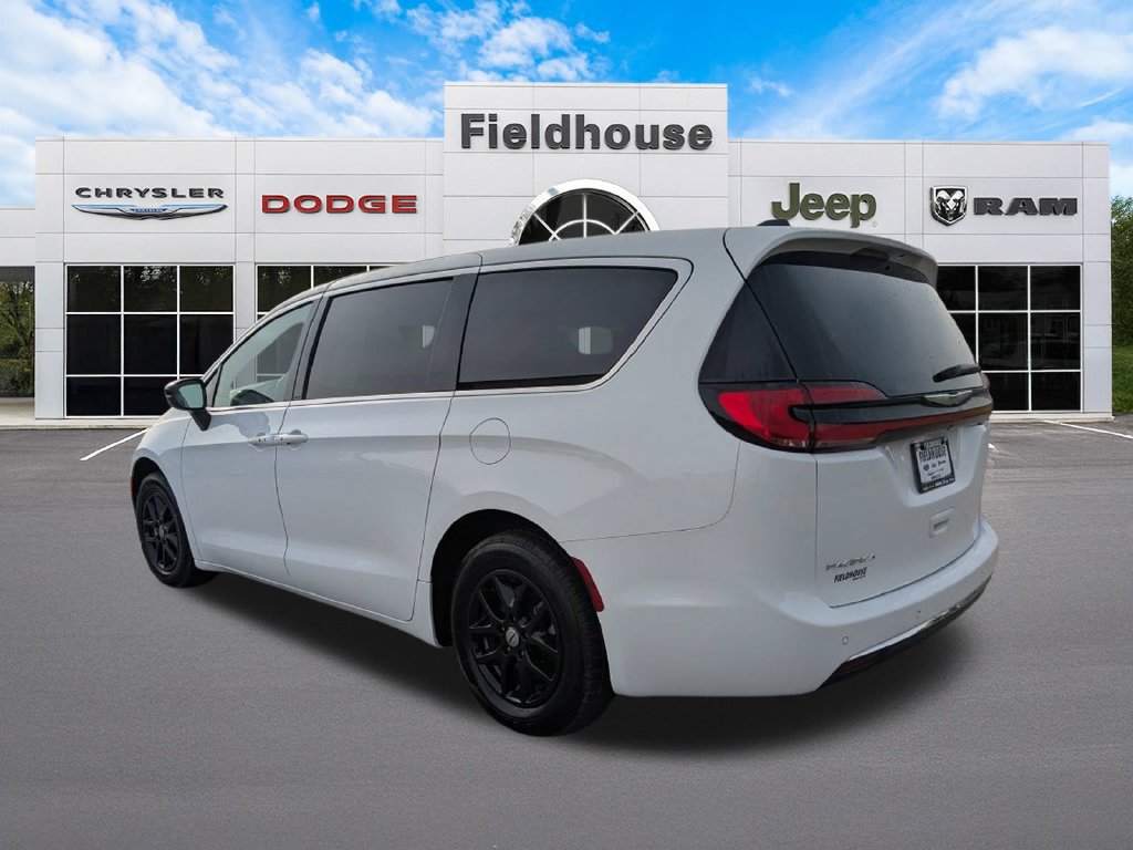 Used 2025 Chrysler Pacifica Select FWD image 11