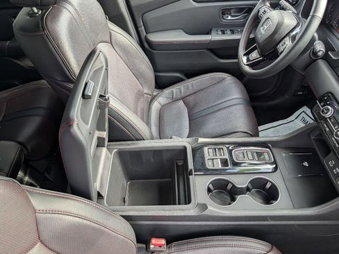 Used 2025 Honda Pilot Black Edition image 22