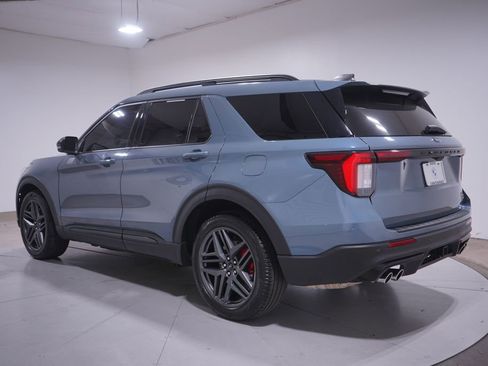 Used 2025 Ford Explorer ST image 3