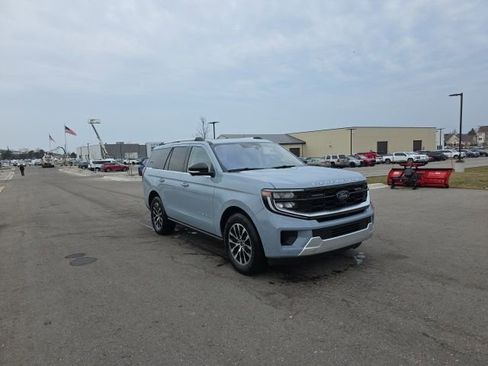 Certified 2025 Ford Expedition Platinum image 3