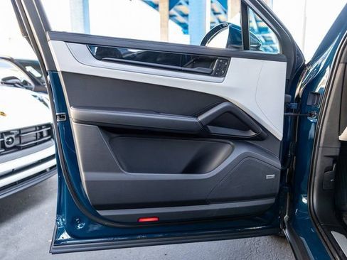 Certified 2025 Porsche Cayenne Coupe image 37