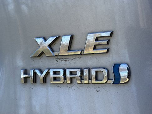 Used 2021 Toyota RAV4 XLE Premium image 11