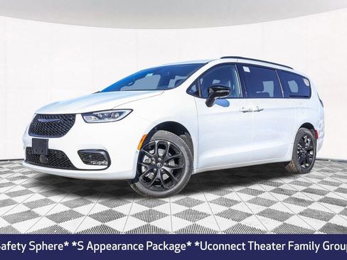 New 2026 Chrysler Pacifica Limited w/ Uconnect Theater Family Group image 2