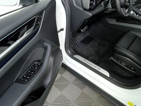 New 2025 Porsche Macan 4S Electric image 8