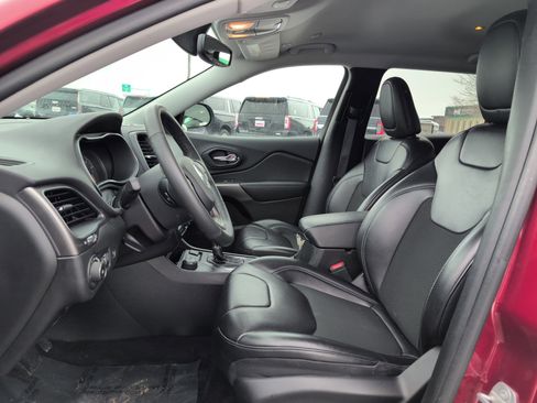 Used 2019 Jeep Cherokee Latitude Plus w/ Comfort/Convenience Group image 3