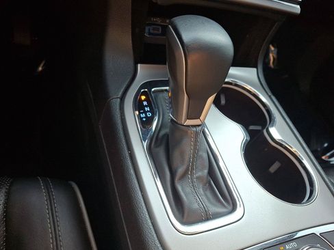Used 2019 Jeep Grand Cherokee Overland AWD/4WD image 14