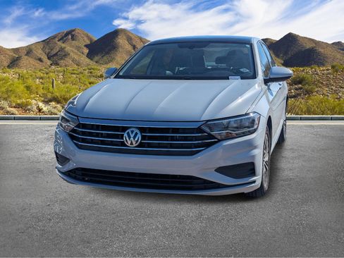 Used 2019 Volkswagen Jetta SE image 2