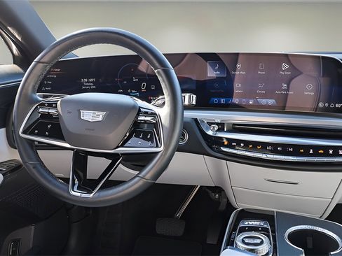 Used 2024 Cadillac Lyriq Sport image 10