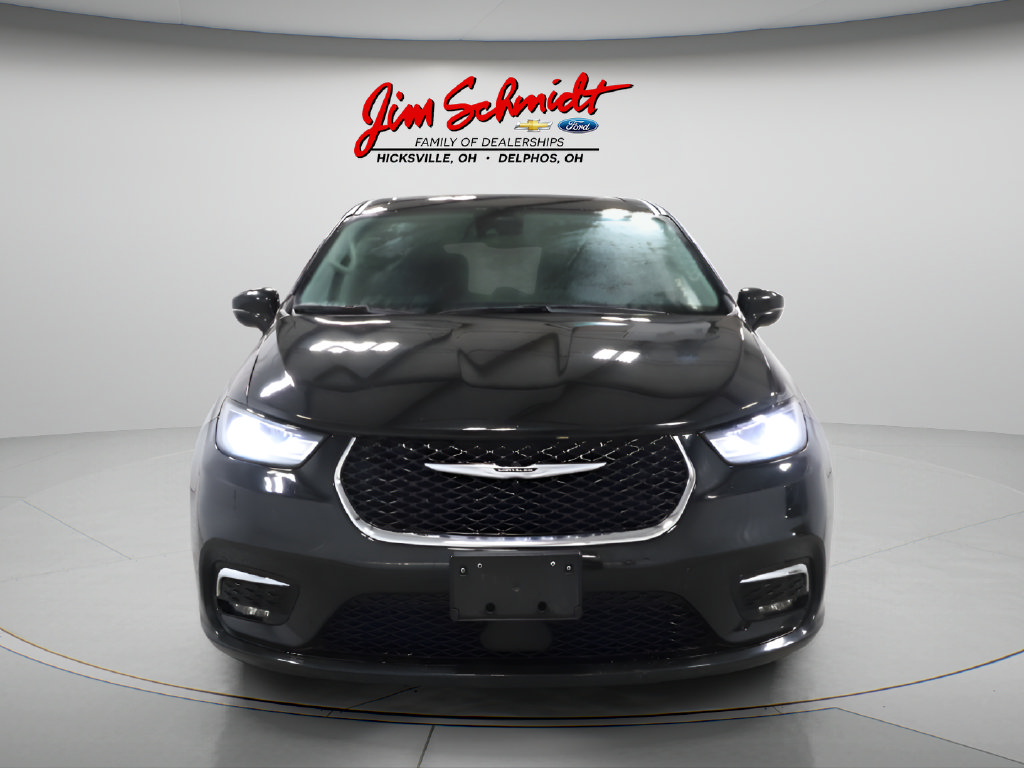 Used 2024 Chrysler Pacifica Touring-L FWD image 3