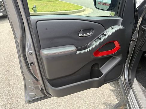 Used 2022 Nissan Frontier Pro-X RWD image 10