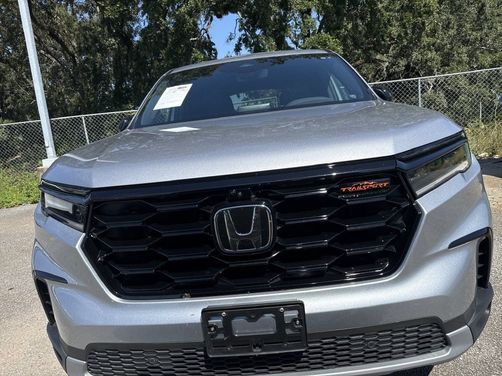 Used 2025 Honda Pilot TrailSport image 2