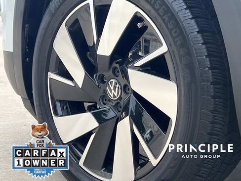 Used 2024 Volkswagen Atlas Cross Sport SE w/ Panoramic Sunroof Package FWD image 7