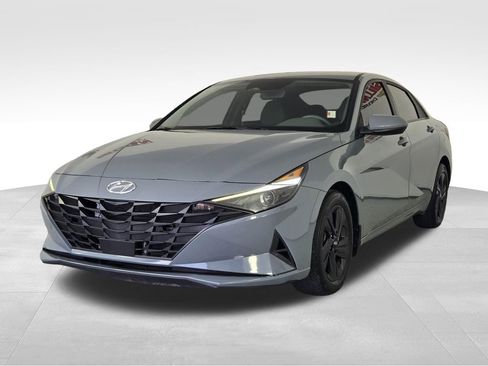 Used 2022 Hyundai Elantra SEL w/ Convenience Package FWD image 3