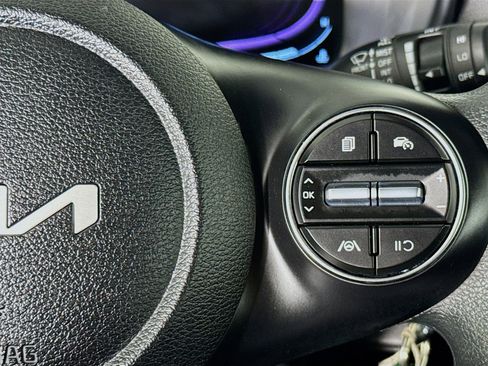 Used 2025 Kia Soul LX w/ LX Technology Package FWD image 14