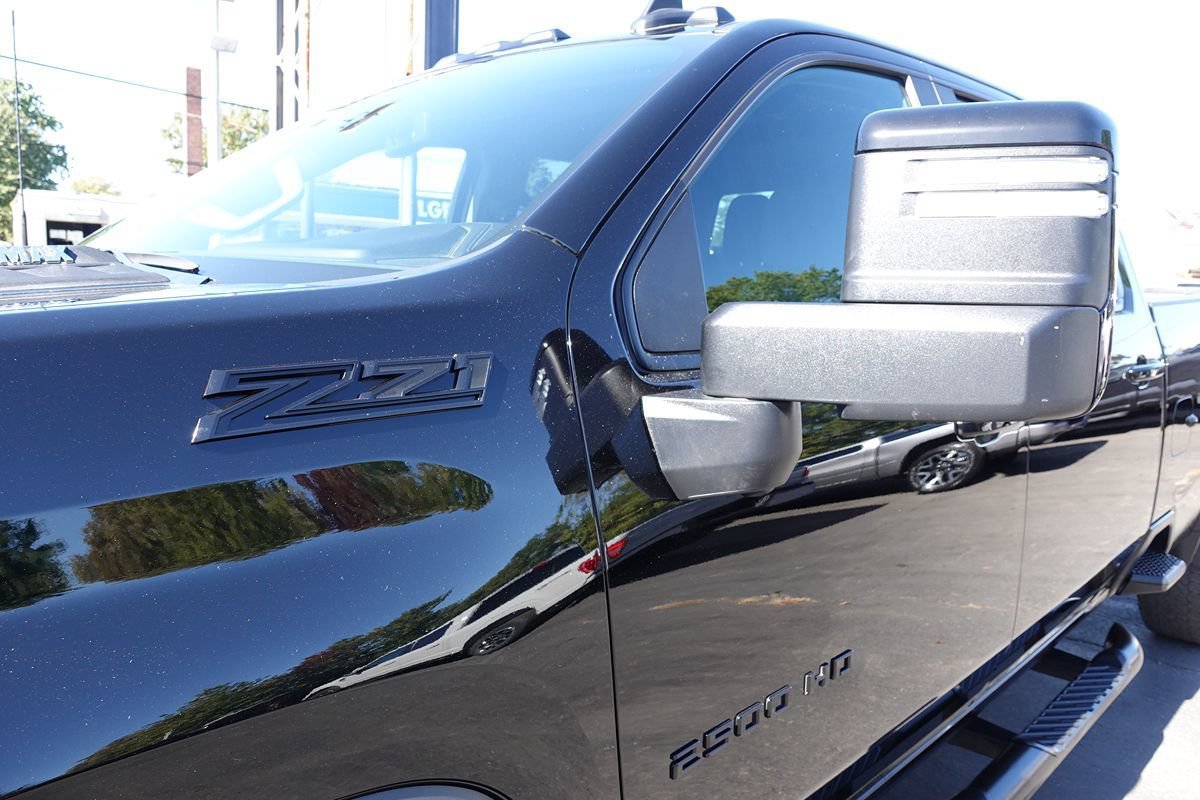 Used 2024 Chevrolet Silverado 2500 LT w/ Midnight Edition AWD/4WD image 7