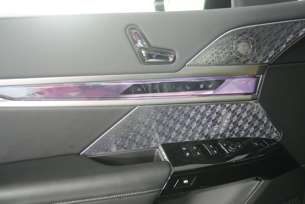 Used 2026 BMW 750e xDrive w/ Executive Package AWD/4WD image 9