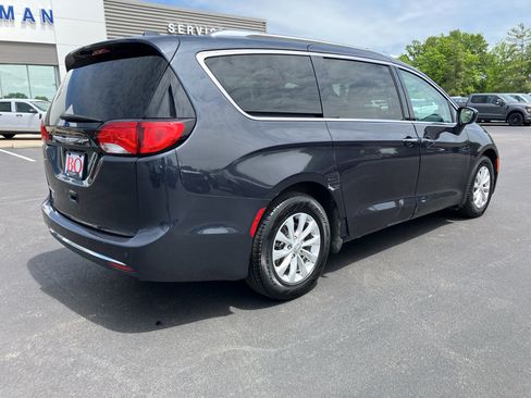 Used 2019 Chrysler Pacifica Touring-L FWD image 6