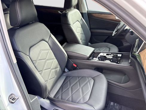 Used 2025 Volkswagen Atlas SE image 29