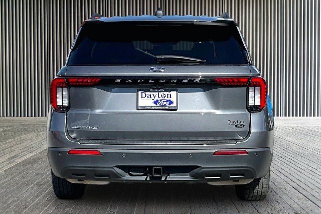 Used 2025 Ford Explorer Active RWD image 4