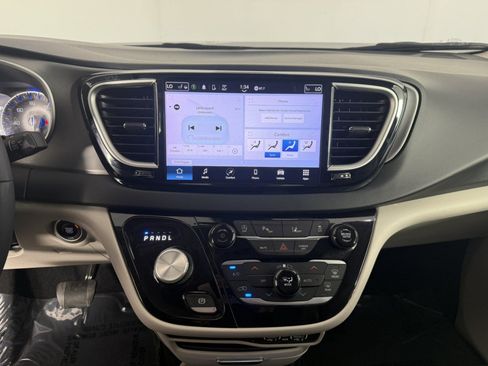 Used 2023 Chrysler Pacifica Touring-L FWD image 19