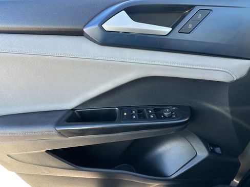 Used 2024 Volkswagen Taos SE image 11