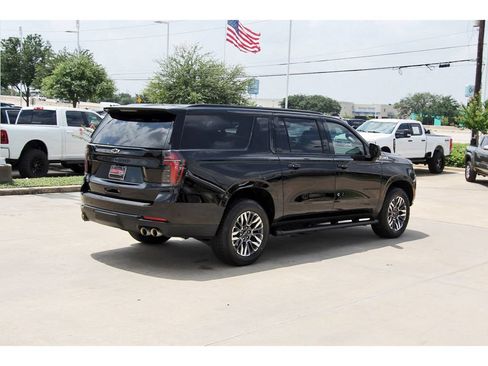 Used 2025 Chevrolet Suburban Z71 AWD/4WD image 5
