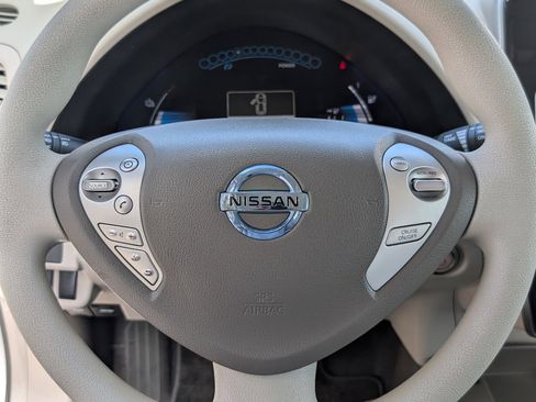 Used 2011 Nissan Leaf SL FWD image 17