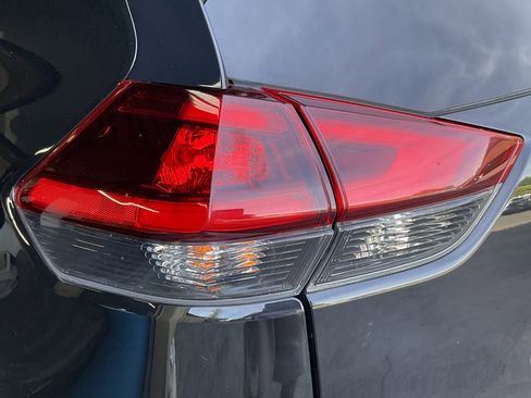 Used 2017 Nissan Rogue SV image 10