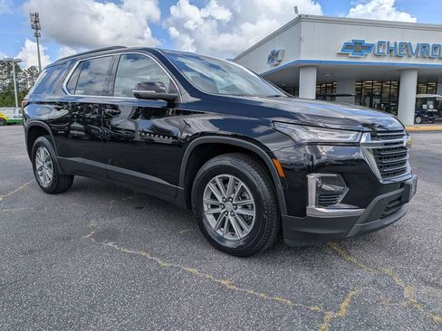 Used 2023 Chevrolet Traverse LT FWD image 3