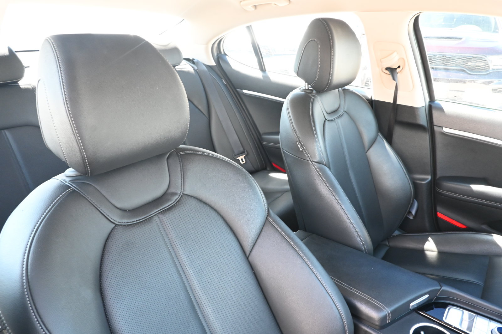 Used 2025 Genesis G70 2.5T RWD image 29
