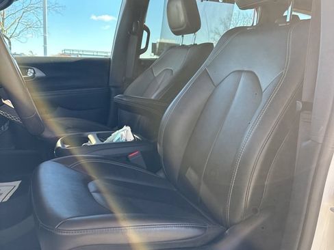 Used 2025 Chrysler Pacifica Select FWD image 12