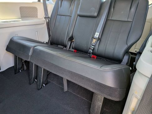 Used 2015 Chrysler Town & Country LX FWD image 22