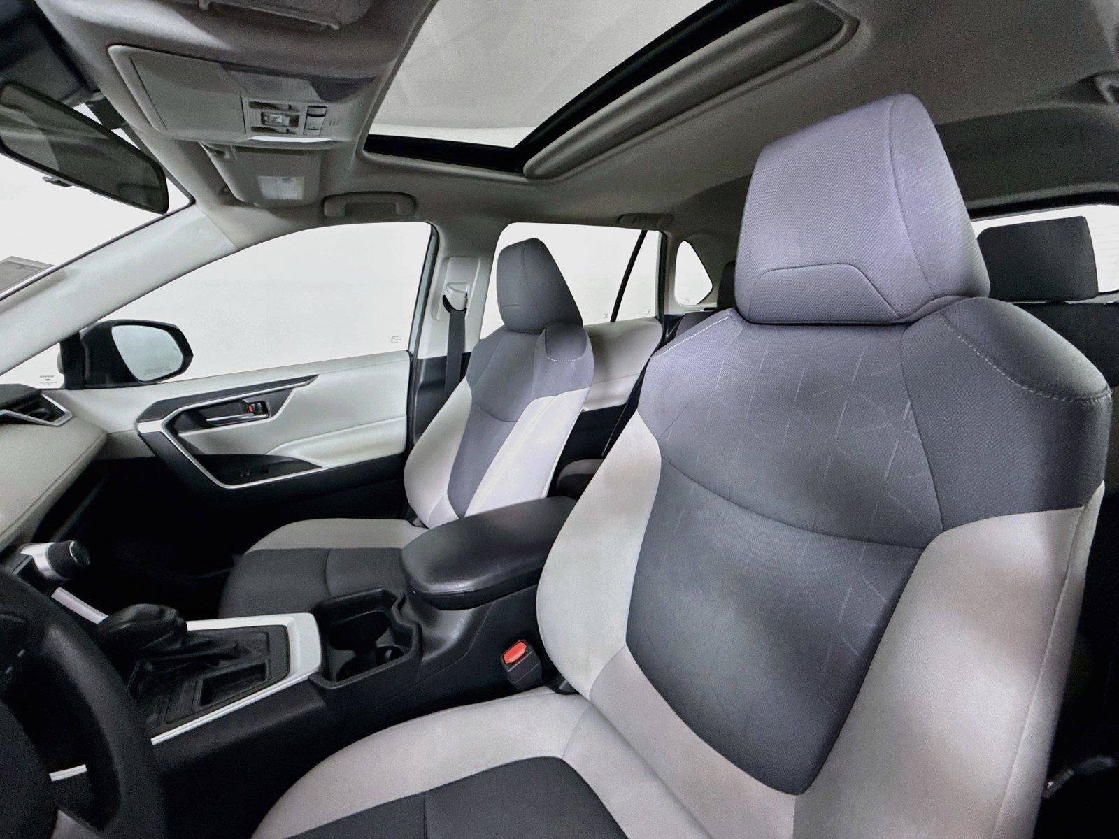 Used 2019 Toyota RAV4 XLE w/ Convenience Package FWD image 3