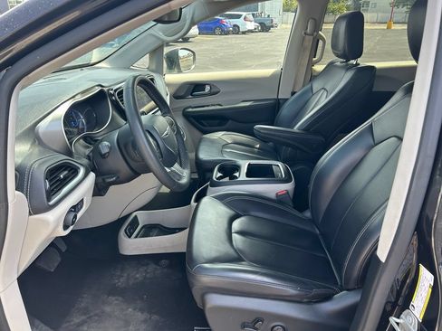 Used 2023 Chrysler Pacifica Touring-L FWD image 26