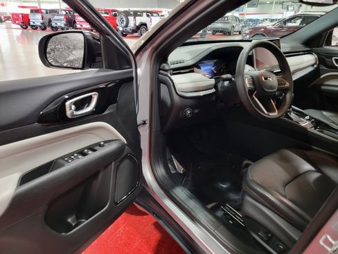 Used 2023 Jeep Compass Limited image 12