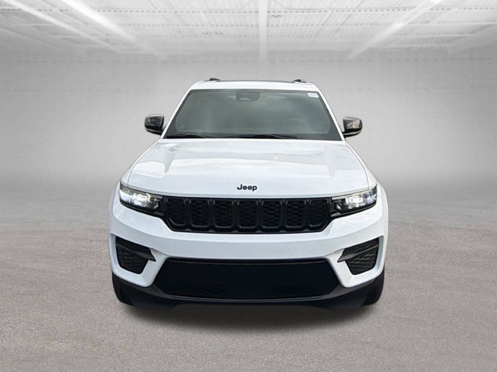 Used 2024 Jeep Grand Cherokee Altitude AWD/4WD image 3