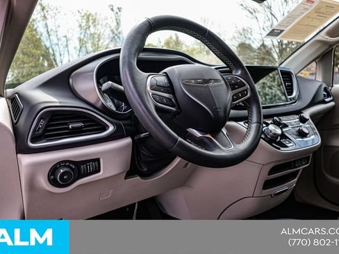 Used 2024 Chrysler Pacifica Touring-L FWD image 22